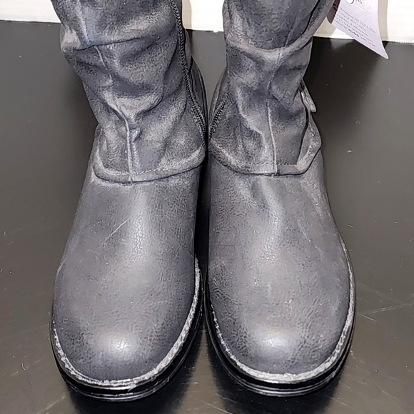 Muk Luks Women's Black and Gray Winter Boots Sz 9 - Picture 2 of 8